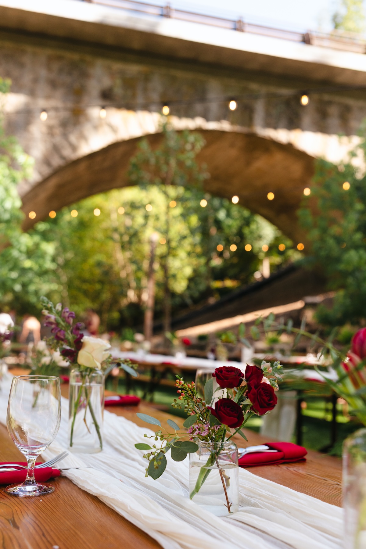 Table decor at Long Bridge at Saratoga Springs California. Florals by H&J Flowers.
